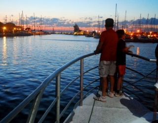  Paseo en barco al atardecer 